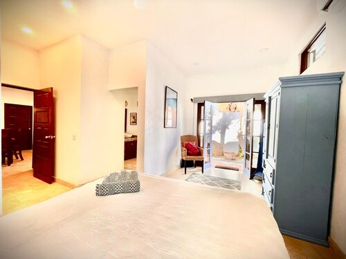 Tranquil hidden oasis 5 min from plaza and beach.