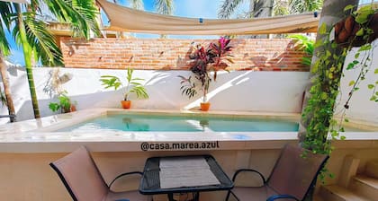 Tranquil hidden oasis 5 min from plaza and beach, spacious 2 bed with pool