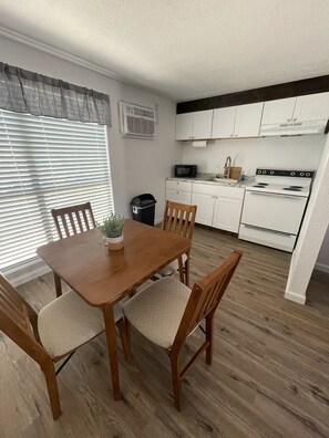 Family Studio Suite | Private kitchen | Full-size fridge, microwave, oven, stovetop - 3 Bears Condos (Ruidoso Downs)