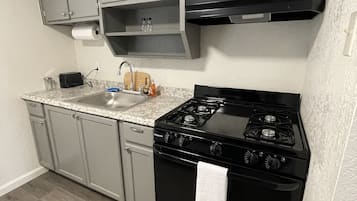 Studio | Cuisine privée | Grand réfrigérateur, micro-ondes, four, plaque de cuisson