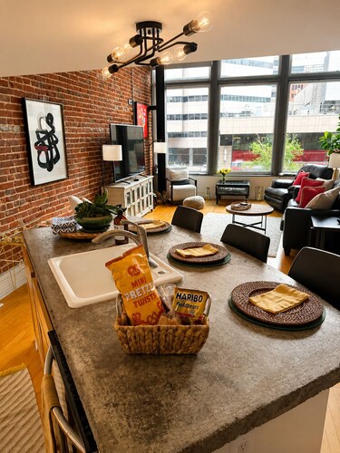 NEW LISTINGC Charming two bedroom apartment in the heart of downtown