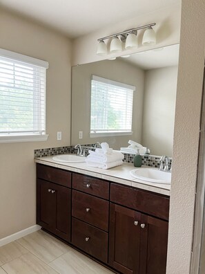 Tina con regadera, secadora de cabello, toallas, jabón 