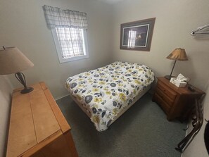 2 عدّة غرف نوم وواي فاي وملاءات أسرّة