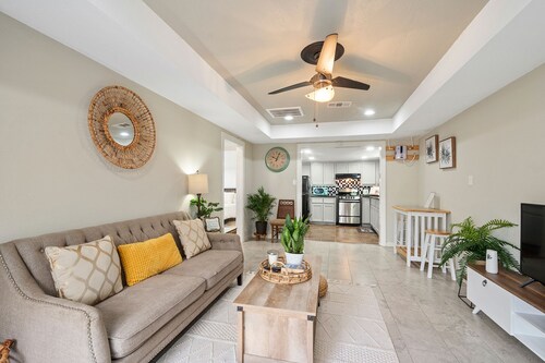 Charming 2-Bedroom Retreat in Southwest Houston

