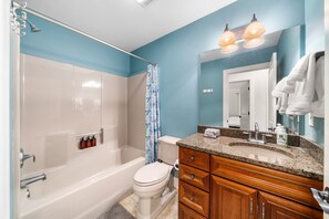 Suihkun ja ammeen yhdistelmä, poreamme, hiustenkuivaaja, pyyhkeet