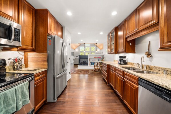 Réfrigérateur, micro-ondes, four, plaque de cuisson