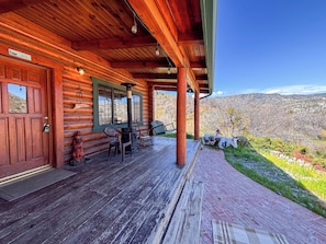 A log cabin with a porch, a fireplace, and a view of the mountains. - Bodfish Ranch/ sleeps 14 / secluded on 3.5 acres (Bodfish)