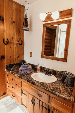 Combined shower/tub - Bodfish Ranch/ sleeps 14 / secluded on 3.5 acres (Bodfish)