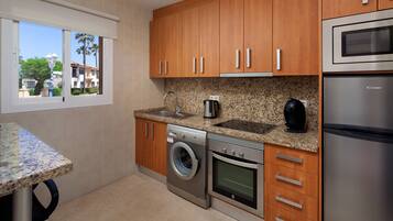 Een koelkast, een magnetron, een oven, een koffiezetapparaat/waterkoker