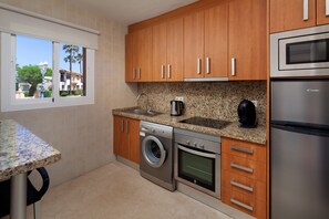 Fridge, microwave, oven, coffee/tea maker