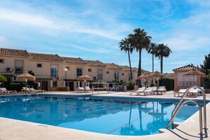 Een verwarmd zwembad