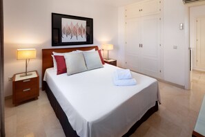 1 chambre, coffre-fort, fer et planche à repasser