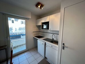 Jääkaappi, mikroaaltouuni, astianpesukone, leivänpaahdin