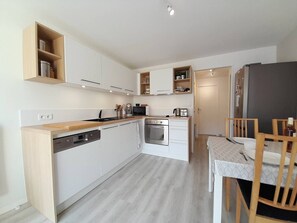 Frigorífico, horno, lavavajillas y tostadora