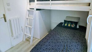 A bunk bed with a ladder, a radiator, and a door with a handle. - St Philibert - 2-room apartment - 32m² - WIFI (ST PHILIBERT)
