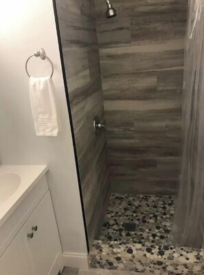 Ducha, secador de pelo, toallas y jabón