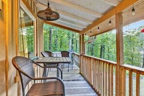 Outdoor dining - Rustic Peaceful Fishing Cabin 
Near University of Alabama Tannehill Mercedes (Vance)