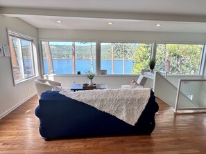 4 dormitorios, escritorio, tabla de planchar con plancha y cuna de viaje