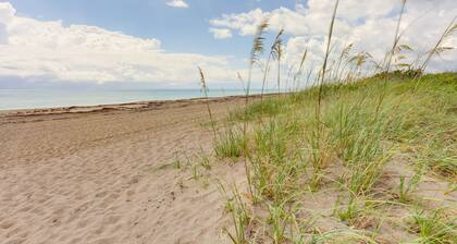 Idyllic Fort Pierce Retreat - Walk to Beach!