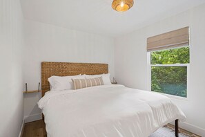 3 bedrooms, desk, iron/ironing board, travel cot