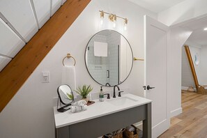 Een douche, milieuvriendelijke toiletartikelen, een haardroger