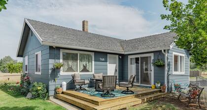 Charming Cottage near historic Jacksonville. Wi-Fi, fenced pet area.