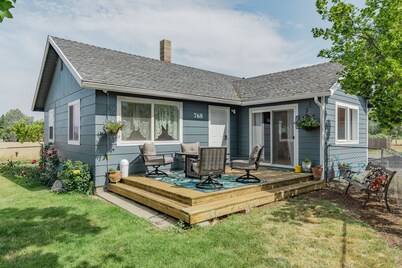 Charming Cottage near historic Jacksonville. Wi-Fi, fenced pet area.