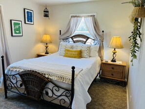 2 bedrooms, iron/ironing board, travel cot, free WiFi - Charming Cottage near historic Jacksonville. Wi-Fi, fenced pet area. (Central Point)