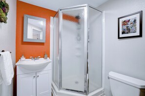 Douche, sèche-cheveux, serviettes fournies, savon