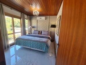 4 bedrooms, iron/ironing board, free WiFi, bed sheets