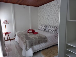 4 bedrooms, iron/ironing board, free WiFi, bed sheets