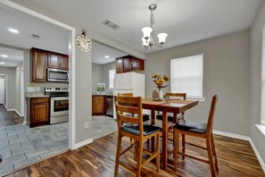 Dining - 5 minutes to downtown NB and Schlitterbahn! Cozy home (New Braunfels)