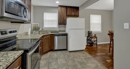 5 minutes to downtown NB and Schlitterbahn! Cozy home