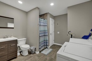 Tina, secadora de cabello, toallas, jabón 