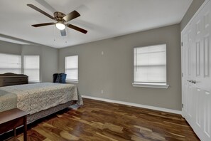 2 bedrooms, desk, WiFi, bed sheets - 5 minutes to downtown NB and Schlitterbahn! Cozy home (New Braunfels)