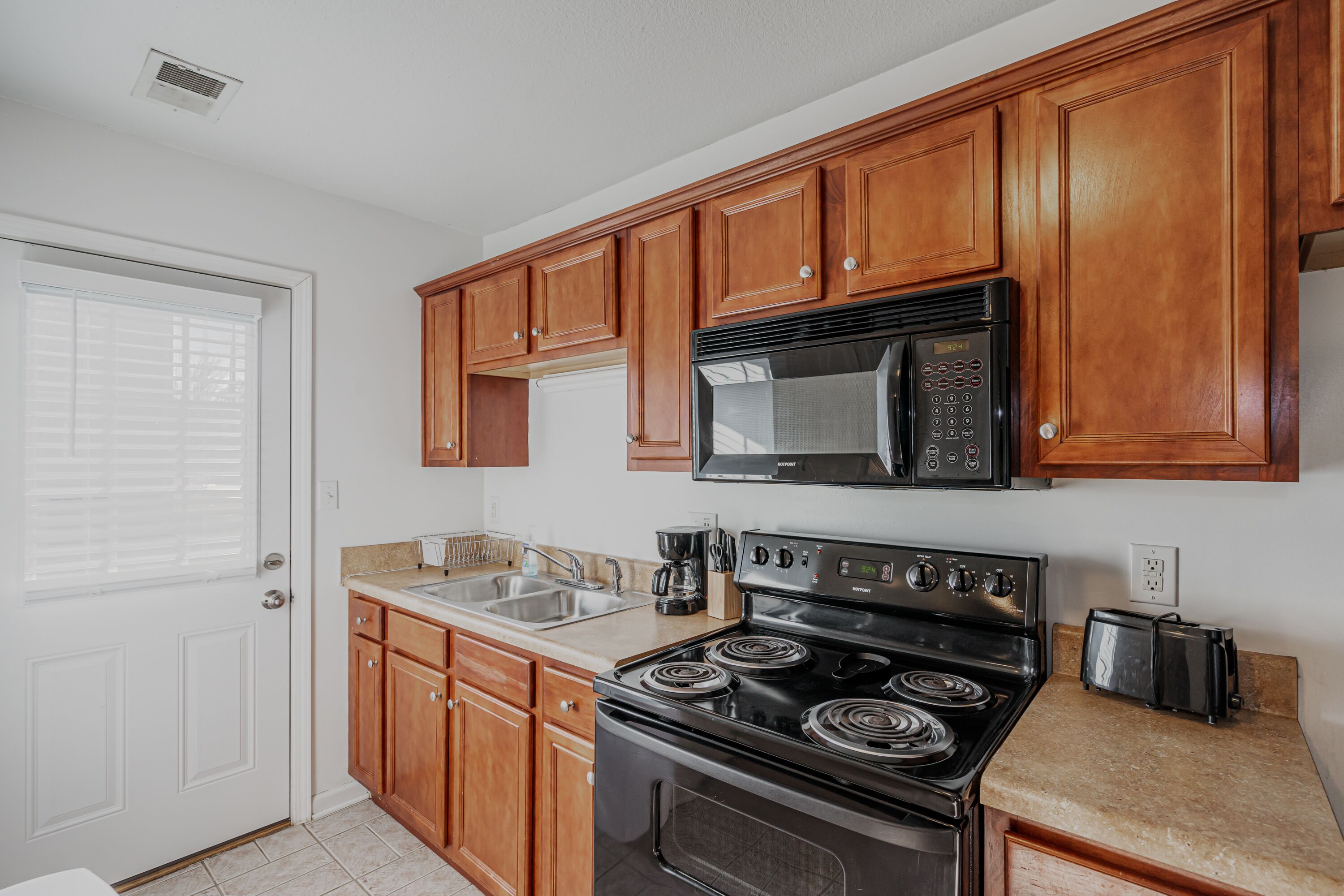 Pet Friendly, 10 Minutes to Fort Campbell-B4