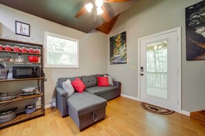 TV - Private Hot Tub, Yard: Pet-Friendly Whittier Cabin (Whittier)
