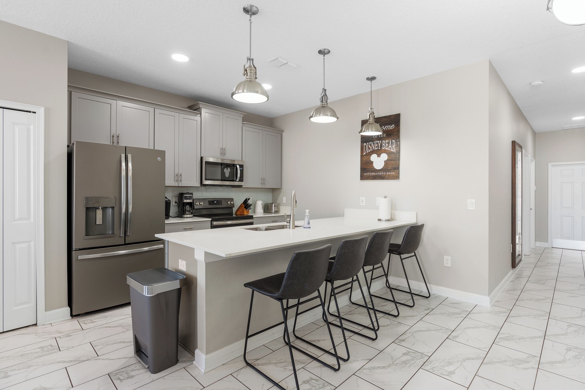 冷蔵庫、電子レンジ、オーブン、コンロ