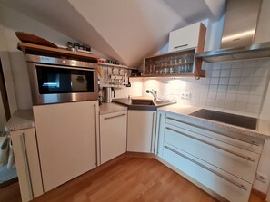 Frigorifero, microonde, forno, piano cottura