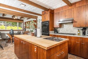 Fridge, microwave, oven, stovetop - Mountain Top Getaway w/ Pool & Hot tub! (Escondido)