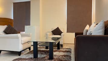 Habitación de lujo | Escritorio, wifi gratis y ropa de cama