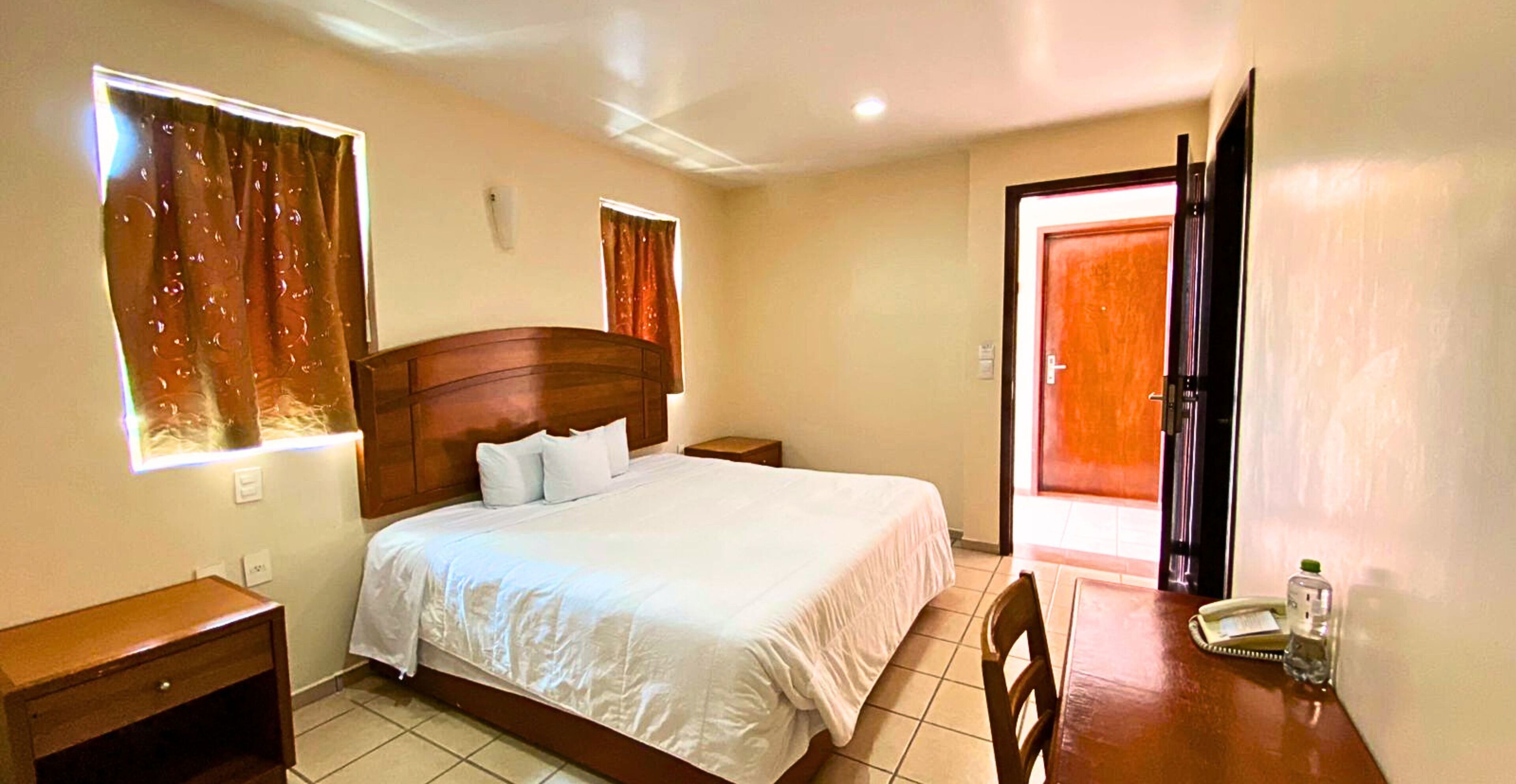Habitación individual Confort | Escritorio, wifi gratis y ropa de cama 