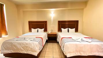 Habitación doble familiar | Escritorio, wifi gratis y ropa de cama