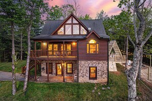 Exterior - EPIC Outdoor Area*FirePit*HotTub*MtnViews*Secluded (Cosby)