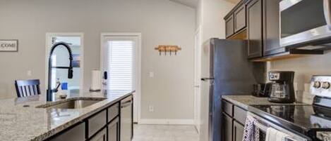 ثلاجة، ميكروويف، فرن، موقد طهي مسطح