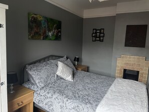 4 bedrooms, iron/ironing board, free WiFi, bed sheets