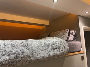 4 多间卧室、客房内保险箱、办公桌、熨斗/熨衣板