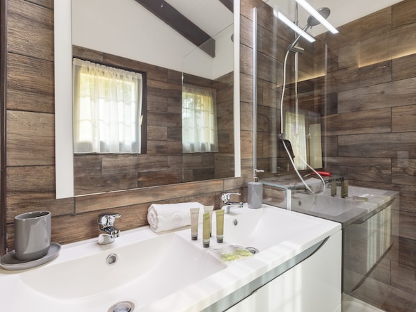 Shower, hair dryer, towels, soap - Maison aux Oiseaux - Welkeys (Dolus-d'Oléron)
