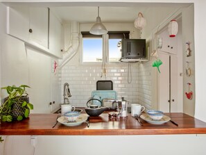 Réfrigérateur, micro-ondes, four, cafetiÚre/bouilloire