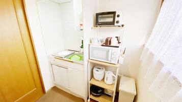 Fridge, microwave, stovetop, cookware/dishes/utensils